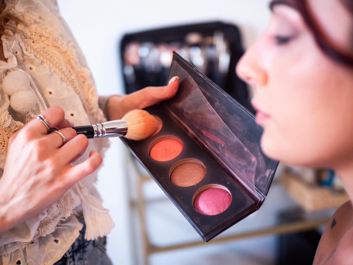 MAKE UP